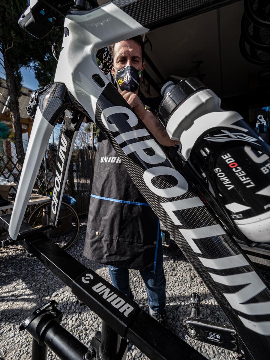 Il meccanico Alex Flavio Longhi, uno degi storici componenti dello staff tecnico del team